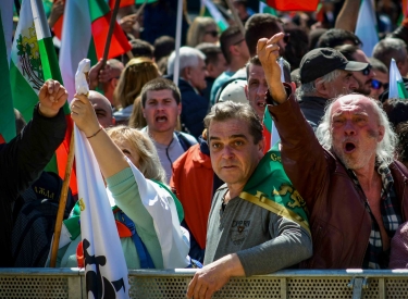 Anhänger:innen von Wasraschdane protestieren in Sofia gegen die Nato, 6. April 2022