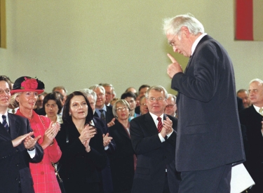 Frank Schirrmacher (vorne links) applaudiert Martin Walser in der Frankfurter Paulskirche, 11. Oktober 1998