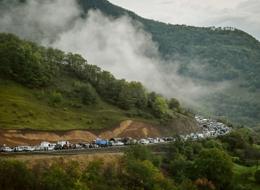Zu Tausenden fliehen Armenier aus Bergkarabach und drängen sich auf der Straße zur armenischen Grenze