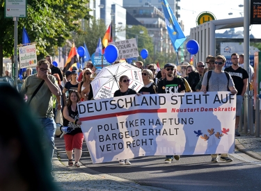Anhänger rechter Gruppierungen ziehen am 16. September bei einer Demonstration gegen die Bundesregierung durch Magdeburg