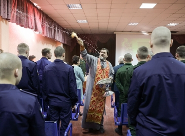 Ein Priester segnet frisch einberufene russische Rekruten