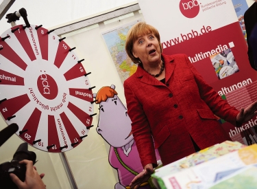 Angela Merkel am Glücksrad der Bundeszentrale für politische Bildung, Bonn, 29. März 2013