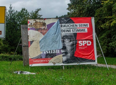 abgerissenenes Wahlplakat der SPD zur bayerischen Landtagswahl