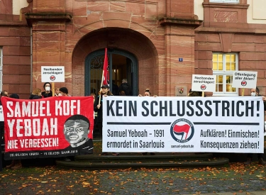 Die Antifa ist drangeblieben. Demonstranten vor dem Eingang des Oberlandesgerichts in Koblenz im November 2022