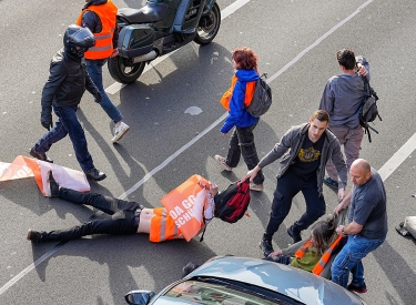 Autofahrer versuchen am 19. Mai auf der A 100 in Berlin, LG-Mitglieder von der Straße zu zerren