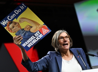 Christiane Benner nach ihrer Wahl zur neuen IG-Metall-Vorsitzenden mit einem Plakat mit der Aufschrift „We can do it! Wandel ist weiblich!“