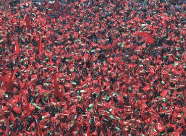 Fahnenmeer bei Kundgebung in Istanbul, 28. Oktober