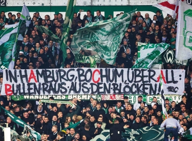 Klare Ansage. Werder-Fans positionieren sich beim Heimspiel gegen Frankfurt am 12. November gegen die Polizei