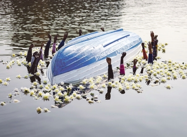 Eine Installation in Mailand erinnert zum Jahrestag an den Schiffbruch von Lampedusa 2013