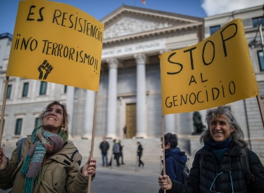 »Es ist Widerstand, kein Terrorismus« und »Stopp dem Genozid« steht auf den Schildern der Demosntrantinnen. Madrid, 6. November