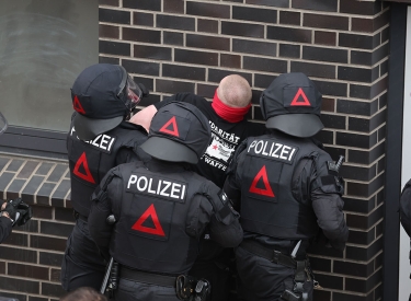 Irgendwas mit Rot und Schwarz. Polizisten nehmen am Rand der Nazi-Demo in Gera am 1. Mai einen Gegendemonstranten fest