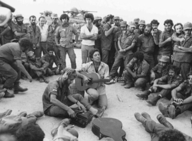 Der kanadische Sänger und Songwriter Leonard Cohen in der Sinai-Wüste vor israelischen Soldaten, 1973