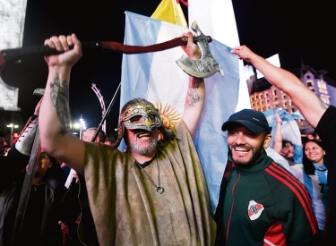 Begeisterung für die Fiktion. Javier Mileis Anhänger feiern seinen Wahlsieg am 19. November in Buenos Aires