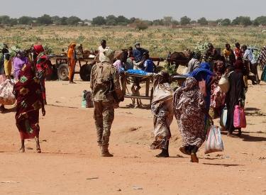 Auf der Flucht nach dem Massaker. Familien aus Ardamata in Darfur ziehen nach Adré im Tschad, 7. November