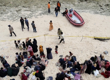 Ausruhen nach der Bootslandung. Rohingya-Flüchtlinge am Strand der Insel Weh vor der Spitze Sumatras, 22. November