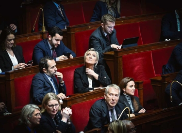 Rechtsextreme Unterstützung. Marine Le Pen (Mitte) vom Rassemblement national in der Nationalversammlung, 19. Dezember