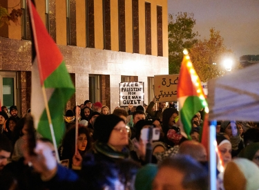 «Free Palestine from german guilt» (Befreit Palästina vom Deutschen Schuldgefühl) steht auf einem Banner während der Demonstration «Solidarität mit Palästina» vor dem Auswärtigen Amt
