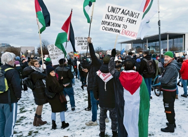 Anti-Israel-Demonstrant:innen vor dem Bundestag