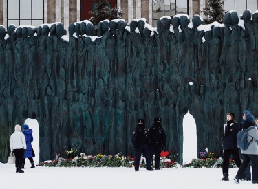 Blumen für Aleksej Nawalnyj am vergangenen Samstag in Moskau. Das Denkmal »Mauer der Trauer« für die Opfer des Sowjetsystems hatte Wladimir Putin 2017 selbst eingeweiht