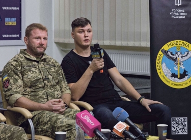 Zunächst übergelaufen. Maksim Kusminow (rechts) mit ukrainischen Militärangehörigen bei einer Pressekonferenz, 5. September
