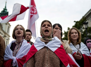 Hunderte Exilanten demonstrierten in Warschau gegen die Unterdrückung in Belarus mit der verbotenen Flagge der Opposition, 9. August 2023