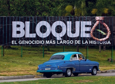 Das US-Embargo gegen Kuba gilt hier als »längster Genozid der Geschichte«, Stellwand an der Einfahrt nach Havanna