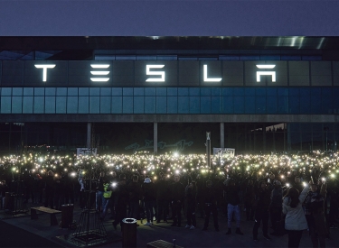 Ein Lichtlein für die Wertschöpfung. Mitarbeiter des Tesla-Werks in Grünheide bei einer Solidaritätsdemonstration für ihre Firma am Freitag vergangener Woche