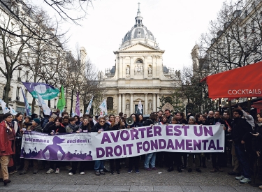 »Die Frauen entscheiden! Abtreibung ist ein Grundrecht«. Demonstration auf der Place de la Sorbonne in Paris, 28. Februar