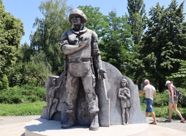 Zu Ehren des Großen Bruders. Eine Statue für sowjetische Soldaten in der Nähe von Tiraspol