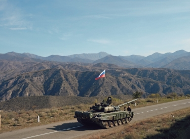 »Friedenspanzer«. Russland hatte nach einem Waffenstillstand zwischen Aserbaidschan und Armenien im November 2020 sogenannte Friedenstruppen in die Region Bergkarabach geschickt