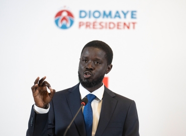 Aus der Haft zum designierten Präsidenten. Bassirou Diomaye Faye bei einer Pressekonferenz in Dakar, 25. März