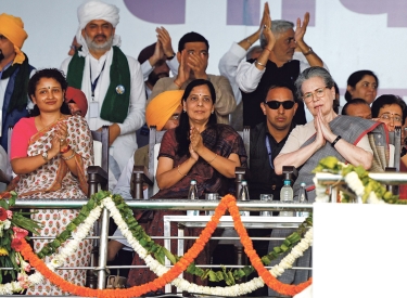 Vereint gegen die Regierung. Sonia Gandhi (rechts) und Sunita Kejriwal (Mitte) protestieren in Delhi, 31. März
