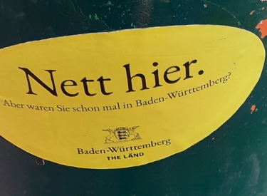 Ein »Nett hier. Aber waren Sie schon mal in Baden-Württemberg?«-Aufkleber, gesichtet an einem Mülleimer in Siófok, Ungarn