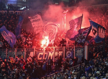 Viel Lärm um ein bisschen Rauch. Pyrotechnik beim Spiel des Hamburger SV gegen den FC Schalke 04 am 20. Januar