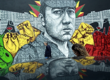 Das Wandgemälde zeigt Hauptmann Salgueiro Maia, der maßgeblich an der Nelkenrevolution beteiligt war, Lissabon, April 2014
