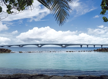Ursprünglich hieß sie China-Malediven-Freundschaftsbrücke. Die Sinamalé-Brücke verbindet mehrere Inseln und wurde von der chinesischen Regierung finanziert
