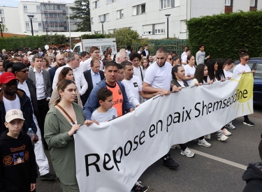 Trauermarsch  für den 15jährigen Shemseddine in der Pariser Trabantenstadt Viry-Châtillon. 12. April